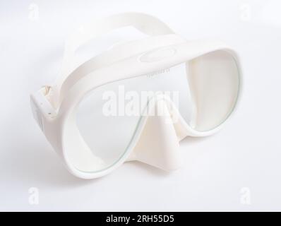 Weiße Taucher- oder Schnorchelmaske auf weißem Hintergrund. Stockfoto