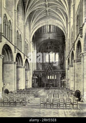 HEREFORD CATHEDRAL das Schiff aus dem Buch " Hereford " von Elizabeth Wilson Grierson, aus Tales of English Minsters Publication Datum 1910 Publisher London : Adam & Charles Black Hereford ist eine Cathedral City, Civil Parish und die County Town von Herefordshire, England. Es liegt am Fluss Wye, etwa 16 Meilen (26 km) östlich der Grenze zu Wales, 24 Meilen (39 km) südwestlich von Worcester und 23 Meilen (37 km) nordwestlich von Gloucester. Stockfoto