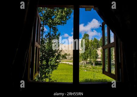 Ein Fenster mit Blick auf die Natur. Grüne Landschaft sonnige Tageslandschaft von einem Windoe Stockfoto