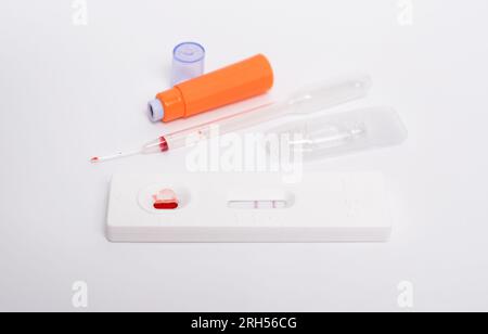 SARS COV 2 Antigen-Schnelltest. Gebraucht, positiv. Auf weißem Hintergrund. Stockfoto