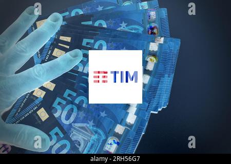 Hand mit Geld mit dem Symbol Tim , Konzept der Gesellschaft verkauft an KKR. Stockfoto
