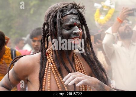 Indien. 13. Aug. 2023. Ein indischer Künstler in der Verkleidung von lord Shiva und Hindu-Anhänger nehmen am 13. August 2023 in Ajmer, Rajasthan, Indien, an einer religiösen Prozession während des heiligen Monats Shravan Teil. Foto von ABACAPRESS.COM Gutschein: Abaca Press/Alamy Live News Stockfoto