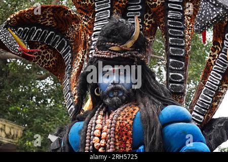Indien. 13. Aug. 2023. Ein indischer Künstler in der Verkleidung von lord Shiva und Hindu-Anhänger nehmen am 13. August 2023 in Ajmer, Rajasthan, Indien, an einer religiösen Prozession während des heiligen Monats Shravan Teil. Foto von ABACAPRESS.COM Gutschein: Abaca Press/Alamy Live News Stockfoto