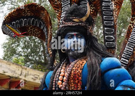 Indien. 13. Aug. 2023. Ein indischer Künstler in der Verkleidung von lord Shiva und Hindu-Anhänger nehmen am 13. August 2023 in Ajmer, Rajasthan, Indien, an einer religiösen Prozession während des heiligen Monats Shravan Teil. Foto von ABACAPRESS.COM Gutschein: Abaca Press/Alamy Live News Stockfoto