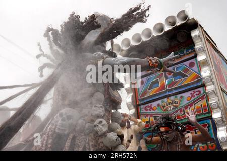 Indien. 13. Aug. 2023. Ein indischer Künstler in der Verkleidung von lord Shiva und Hindu-Anhänger nehmen am 13. August 2023 in Ajmer, Rajasthan, Indien, an einer religiösen Prozession während des heiligen Monats Shravan Teil. Foto von ABACAPRESS.COM Gutschein: Abaca Press/Alamy Live News Stockfoto
