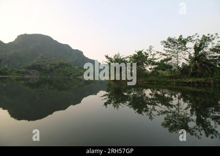 Das Leben in Asien wird in atemberaubenden Szenenbildern aufgenommen, während Sie alleine reisen Stockfoto