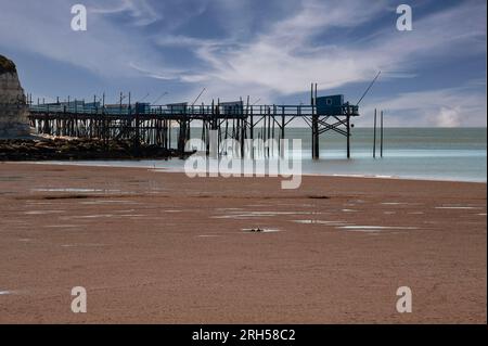 Fischerhütten auf Pfählen, die über Gehwege erreicht werden, an der Küste der Gironde bei Talmont-sur-Gironde, Nouvelle-Aquitaine, Frankreich. Stockfoto