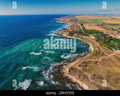 Luftblick auf die Schwarzmeerküste Bulgariens und die felsige Strandküste von Krapec, Shabla, Kamen bryag, Yailata Stockfoto