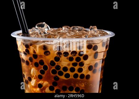Ein gekühltes Glas Seifenblasentee mit Tapiokapperlen, die perfekte Erfrischung für jeden Tag. Stockfoto
