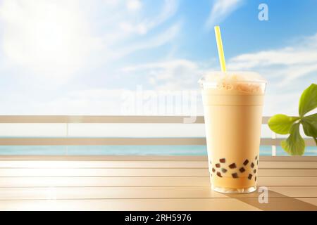 Erfrischende Fruchtfrappé in einem hohen Glas, eine Mischung aus lebendigen Aromen und Farben. Stockfoto