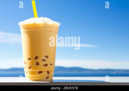 Erfrischende Fruchtfrappé in einem hohen Glas, eine Mischung aus lebendigen Aromen und Farben. Stockfoto