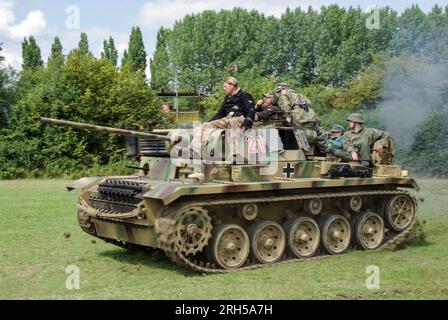 Der deutsche Panzer wird bei einer militärischen Nachstellung in Damyns Hall, Essex, Großbritannien, für die Öffentlichkeit auf Herz und Nieren geprüft. Panzer III Panzer Replica 211, Freya Stockfoto