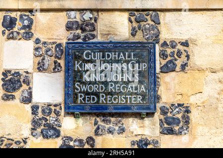 Plakette vor dem alten Gaol House aus dem 15. Jahrhundert mit Stories of Lynn Museum und Old Gaol Cells, King's Lynn, Norfolk, England, Großbritannien Stockfoto