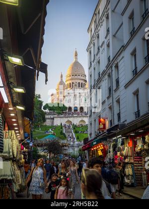 Ein spätsommerlicher Nachmittagsblick auf Sacre Coeur auf dem Hügel von Montmartre, von der Einkaufsstraße unten aus gesehen Stockfoto