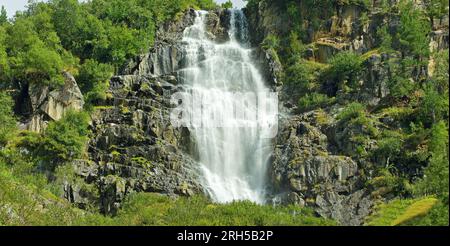 Das Wasser der Gletscher in der Nähe der Bliggspitze fällt über eine steile Klippe, bevor es in das Gepatsch-Reservoir fließt. Kaunertal, Tirol, Österreich Stockfoto