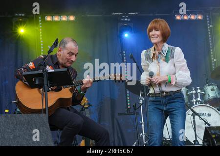 Carmelo Luggeri und Kiki Dee treten auf der Fairports Cropredy Convention auf. 11. August 2023 Stockfoto