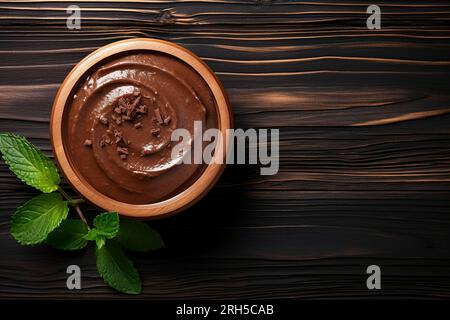 Genießen Sie den reichen Geschmack des Schokoladenpudding vor rustikaler Kulisse. Verfügbarer Kopierplatz. Stockfoto