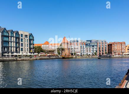 Danzig, Polen - 9. September 2020: Die Architektur der alten Gdańsk am Fischmarkt / Targ Rybny/ am Ufer der Motława Stockfoto