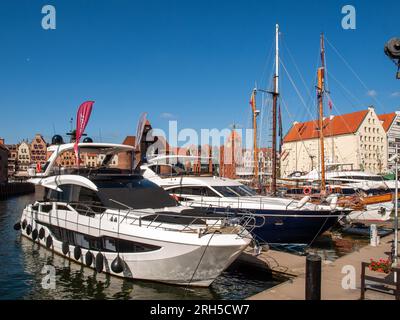 Danzig, Polen - 9. September 2020: Motorboote und Segelboote in der Marina in Danzig. Polen Stockfoto