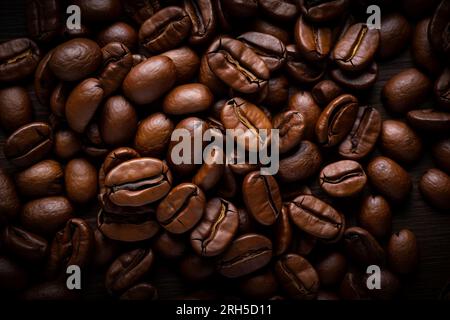 Nahaufnahme mit der Textur und den Details gerösteter Kaffeebohnen. Stockfoto