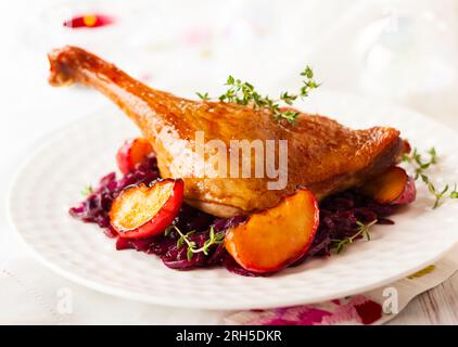 Geröstetes Entenbein mit Rotkohl und Äpfeln zu Weihnachten Stockfoto