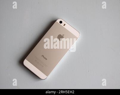 Das weiße Apple iPhone 5s wurde 2013 veröffentlicht. Es war damals begehrenswert und aufgrund seiner praktischen Größe bei manchen immer noch beliebt. Stockfoto