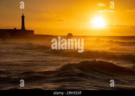 Nordafrika. Marokko. Rabat. Sonnenuntergang vor dem rauen Meer Stockfoto