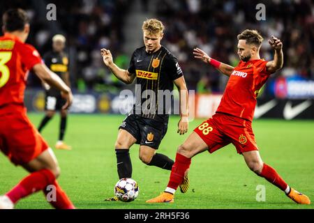 Bukarest, Rumänien. 10., 2023. August. Jeppe Tverskov (6) vom FC Nordsjaelland und Damjan Djokovic (88) vom FCSCB während des Qualifikationsspiels der UEFA Conference League zwischen FCSB und FC Nordsjaelland im Stadionul Steaua in Bukarest. (Foto: Gonzales Photo - Dejan Obretkovic). Stockfoto