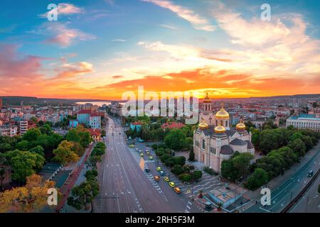 Bulgarische Küste in der Stadt Varna bei Sonnenuntergang, Bulgarien und die Kathedrale der Himmelfahrt. Tourismus- und Reiseziel, Luftblick. Stockfoto