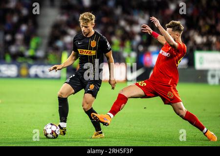 Bukarest, Rumänien. 10., 2023. August. Jeppe Tverskov (6) vom FC Nordsjaelland und Damjan Djokovic (88) vom FCSCB während des Qualifikationsspiels der UEFA Conference League zwischen FCSB und FC Nordsjaelland im Stadionul Steaua in Bukarest. (Foto: Gonzales Photo - Dejan Obretkovic). Stockfoto