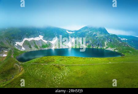 Panoramablick auf sieben Rila-Seen und Wasserfälle in der Natur der Bergkette, Wandern, Trekking und Tourismus in Bulgarien Stockfoto