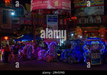 Trishaws warten auf Geschäfte am Eingang zum Jonker Walk Night Market, Malacca, Malaysia Stockfoto