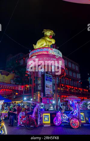 Trishaws warten auf Geschäfte am Eingang zum Jonker Walk Night Market, Malacca, Malaysia Stockfoto