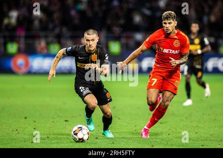 Bukarest, Rumänien. 10., 2023. August. Oliver Villadsen (23) vom FC Nordsjaelland und Florinel Coman (7) vom FCSB während des Qualifikationsspiels der UEFA Conference League zwischen FCSB und dem FC Nordsjaelland im Stadionul Steaua in Bukarest. (Foto: Gonzales Photo - Dejan Obretkovic). Stockfoto