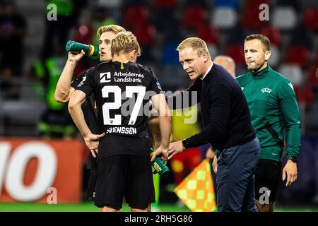 Bukarest, Rumänien. 10., 2023. August. Cheftrainer Johannes Hoff Thorup vom FC Nordsjaelland mit Daniel Svensson (27) während des Qualifikationsspiels der UEFA Conference League zwischen FCSB und FC Nordsjaelland im Stadionul Steaua in Bukarest gesehen. (Foto: Gonzales Photo - Dejan Obretkovic). Stockfoto