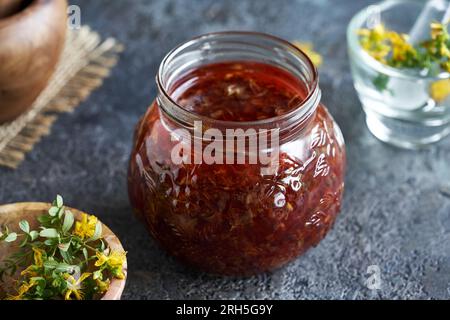 Herstellung von Heilöl aus frisch blühenden St. Johanniskraut Stockfoto