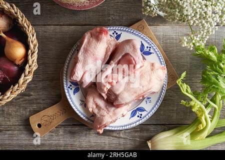 Hähnchenrücken und frisches Gemüse – Zutaten für die Zubereitung von Brühe oder Suppe, Draufsicht Stockfoto