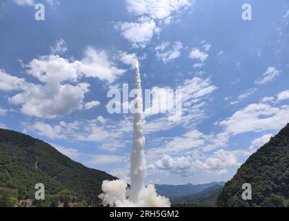 Xichang. 14. Aug. 2023. Eine Kuaizhou-1A-Trägerrakete mit fünf neuen Satelliten fliegt vom Xichang Satellite Launch Center in der Provinz Sichuan im Südwesten Chinas ab, 14. August 2023. China hat am Montag erfolgreich eine Kuaizhou-1A-Trägerrakete gestartet, um fünf neue Satelliten vom Xichang Satellite Launch Center in der Provinz Sichuan im Südwesten Chinas in den Weltraum zu schicken. Die A-E-Satelliten der Head-3-Mikrosatellitenkonstellation wurden um 1:32 Uhr (Ortszeit Peking) gestartet und sind erfolgreich in die geplante Umlaufbahn eingetreten. Kredit: Hu Xujie/Xinhua/Alamy Live News Stockfoto