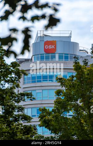 Außenansicht des Gebäudes mit dem französischen Hauptsitz von GSK, ehemals GlaxoSmithKline, einem britischen multinationalen Pharmaunternehmen Stockfoto