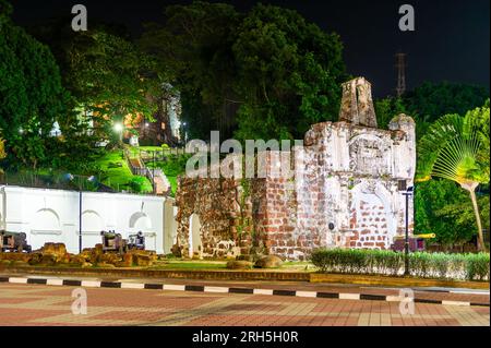 Porta de Santiago und St. John's Hill bei Nacht, Malakka, Malaysia Stockfoto