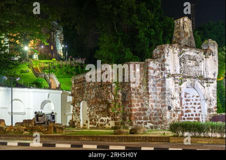 Porta de Santiago und St. John's Hill bei Nacht, Malakka, Malaysia Stockfoto