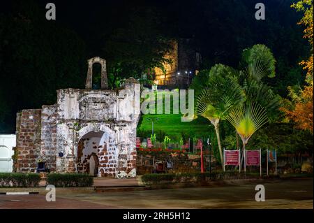 Porta de Santiago und St. John's Hill bei Nacht, Malakka, Malaysia Stockfoto