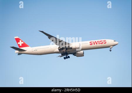 26.07.2023, Singapur, Republik Singapur, Asien – Ein Passagierflugzeug der Boeing 777-300ER von Swiss Airlines nähert sich dem Flughafen Changi zur Landung. Stockfoto