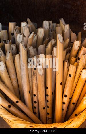 Dutzende von handgefertigten Holzflöten in der Ausstellung Stockfoto