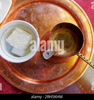 Bosnischer Kaffee serviert mit türkischem Genuss in der Zuckerdose in Sarajevo, Bosnien und Herzegowina, 13. August 2023. Stockfoto