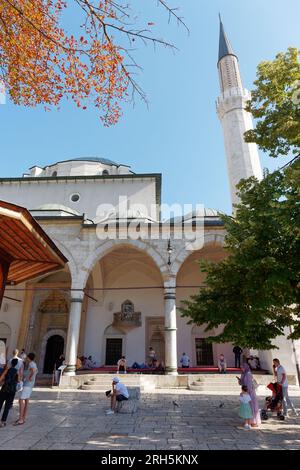 Menschen außerhalb der Gazi Husrev-Beg Moschee, einer Osmanischen Moschee aus dem 16. Jahrhundert, Sarajevo, Bosnien und Herzegowina, 13. August 2023. Stockfoto