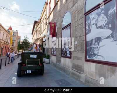Replik Gräf & Stift offener Touring Car am Ort des Attentats in Sarajevo 1914. Sarajevo, Bosnien und Herzegowina, 13. August 2023. Stockfoto