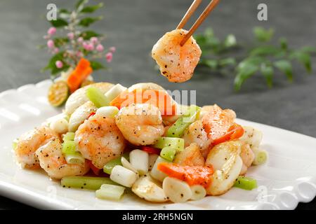 Frittierte Garnelen mit Sellerie umrühren Stockfoto
