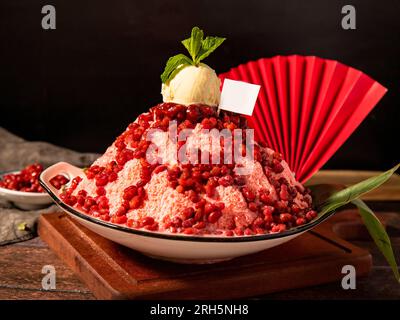 Koreanisches rasiertes Eis-Dessert mit süßen Belägen, Matcha Red Beans Bingsu Stockfoto