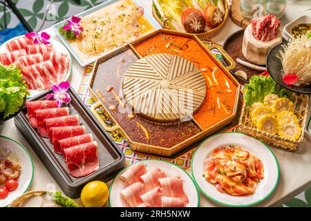 Traditionelle heiße Topfkombination, süßer Knoblauch und Rindfleisch. Es ist sehr beliebt in sichuan. Stockfoto